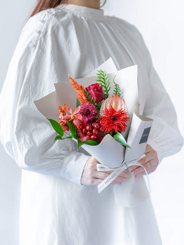 【店舗配送】フローリストにおまかせ 季節の花束 S - レッド -