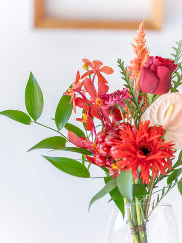 【誕生日ギフト】 フローリストにおまかせ 季節の花束 S - レッド -