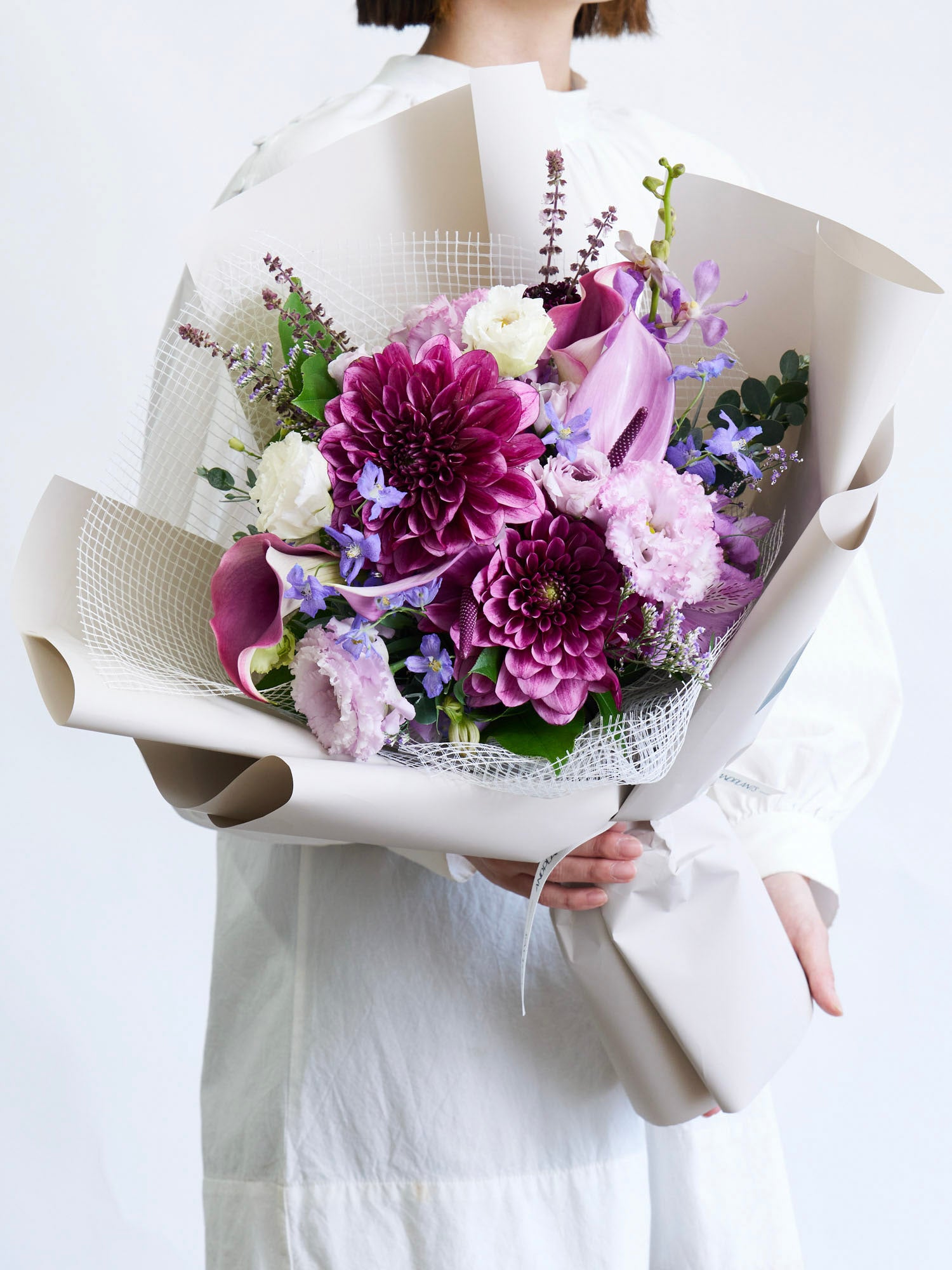 【誕生日ギフト】フローリストにおまかせ 季節の花束 L - パープル -