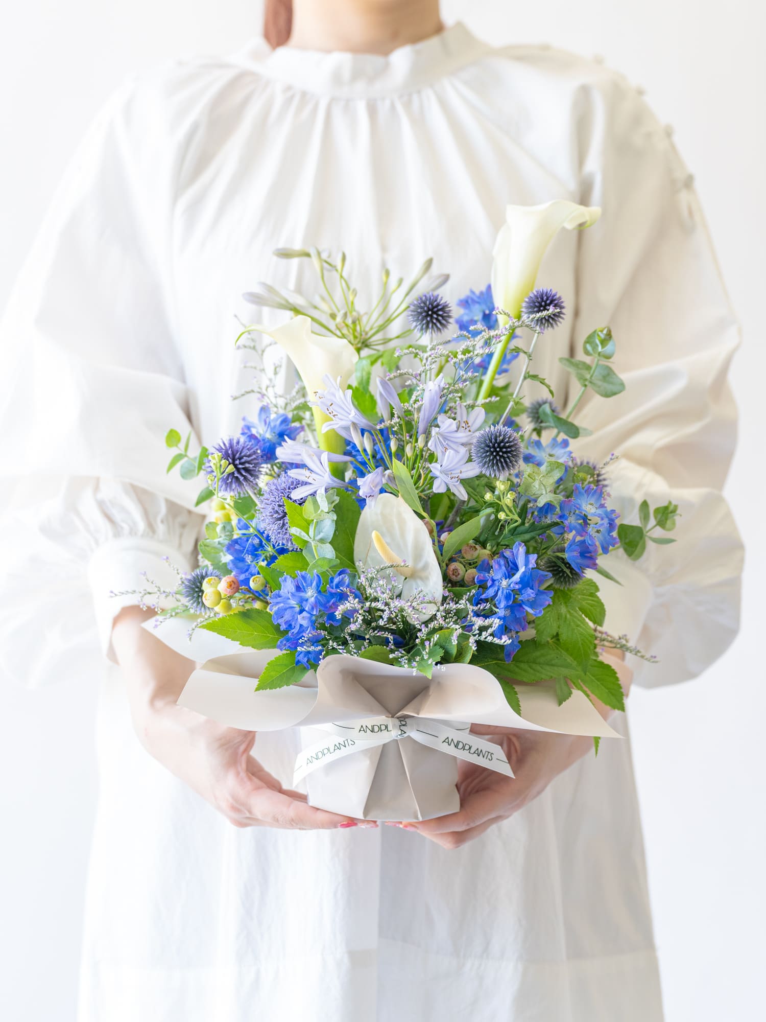 【誕生日ギフト】季節のおまかせアレンジメント M - ブルー -