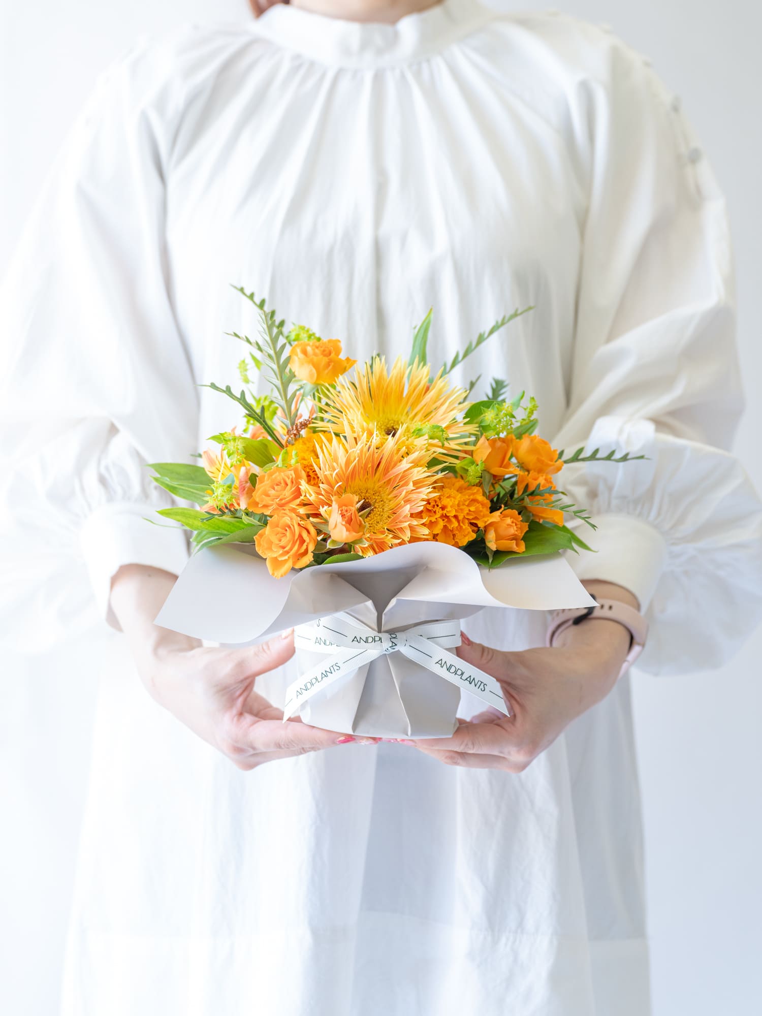 【誕生日ギフト】季節のおまかせアレンジメント S - オレンジ -