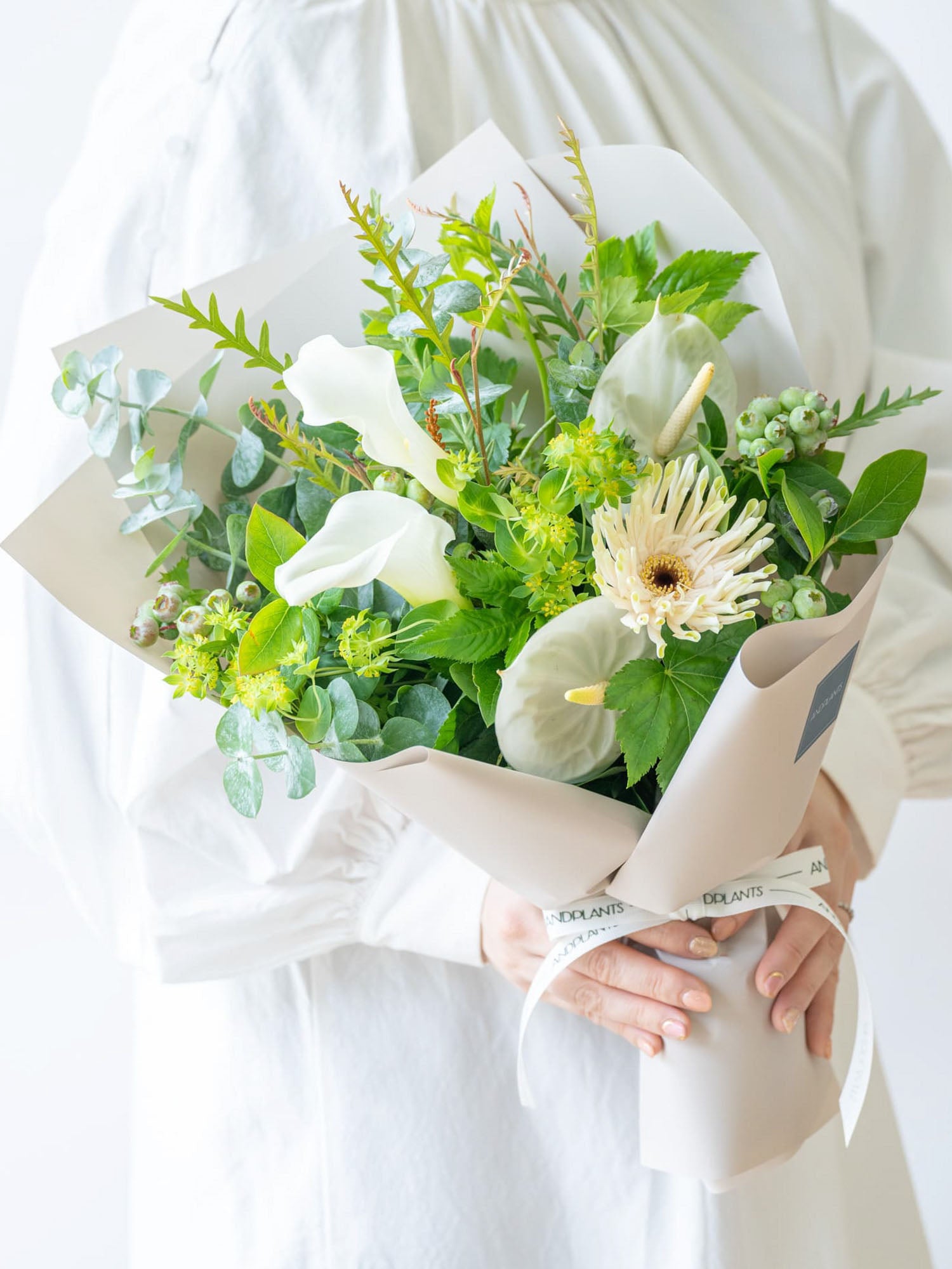 フローリストにおまかせ 季節の花束 M - グリーン&ホワイト -