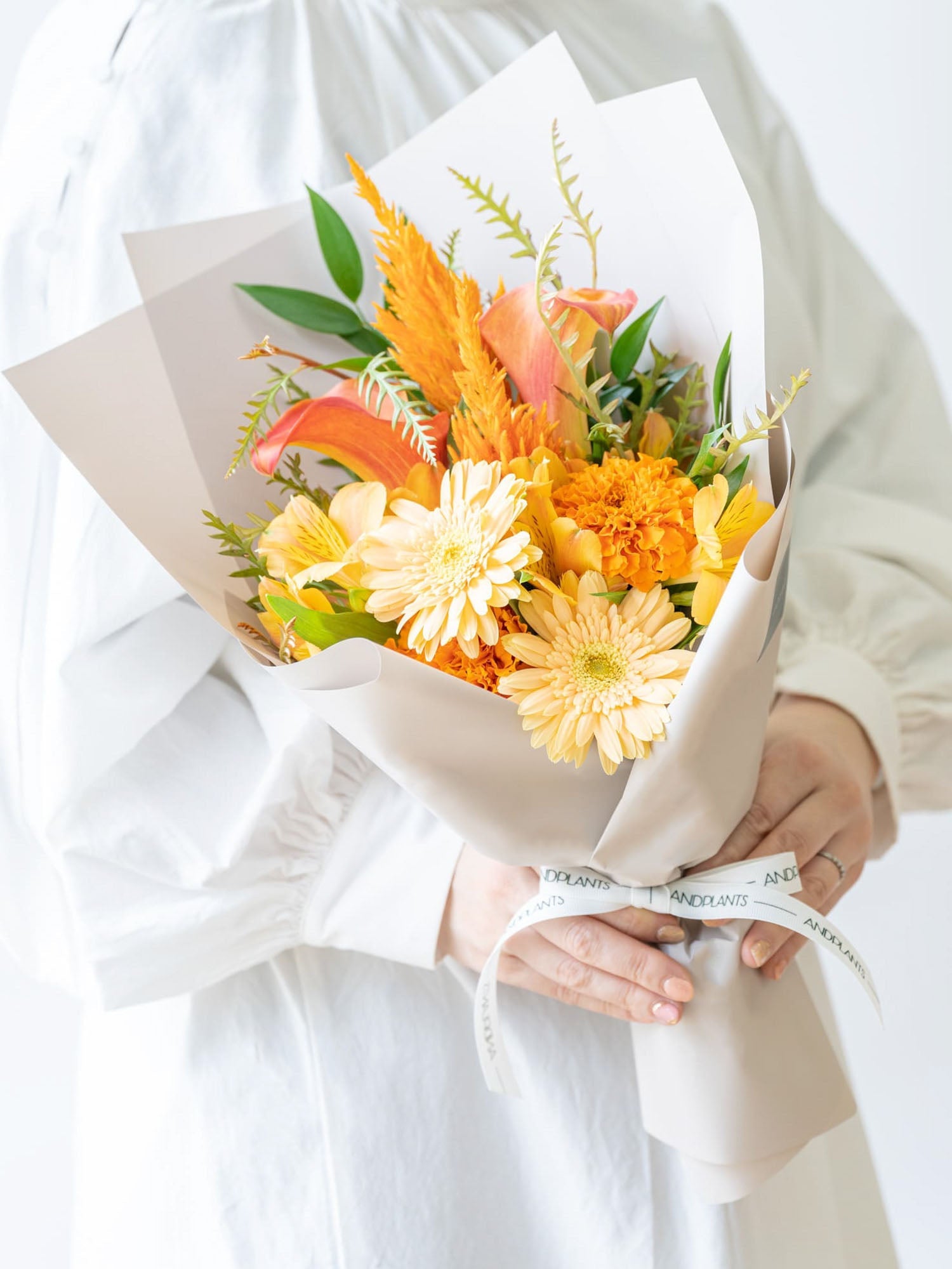 【誕生日ギフト】フローリストにおまかせ 季節の花束 M - オレンジ -