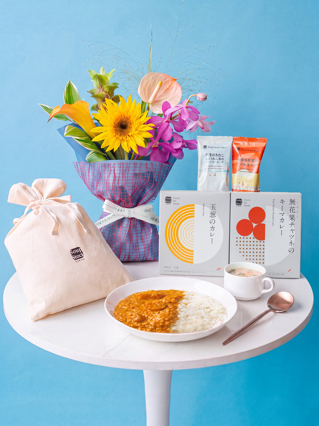 スープストックトーキョー「フリーズドライスープとレトルトカレーのセット」とそのまま飾れるトロピカル花束