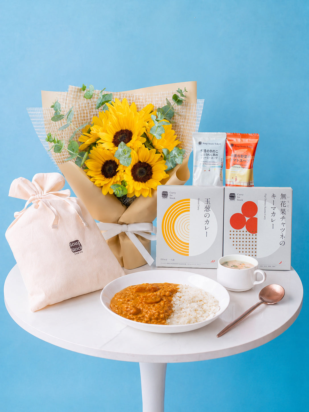 スープストックトーキョー「フリーズドライスープとレトルトカレーのセット」と定番のひまわりの花束