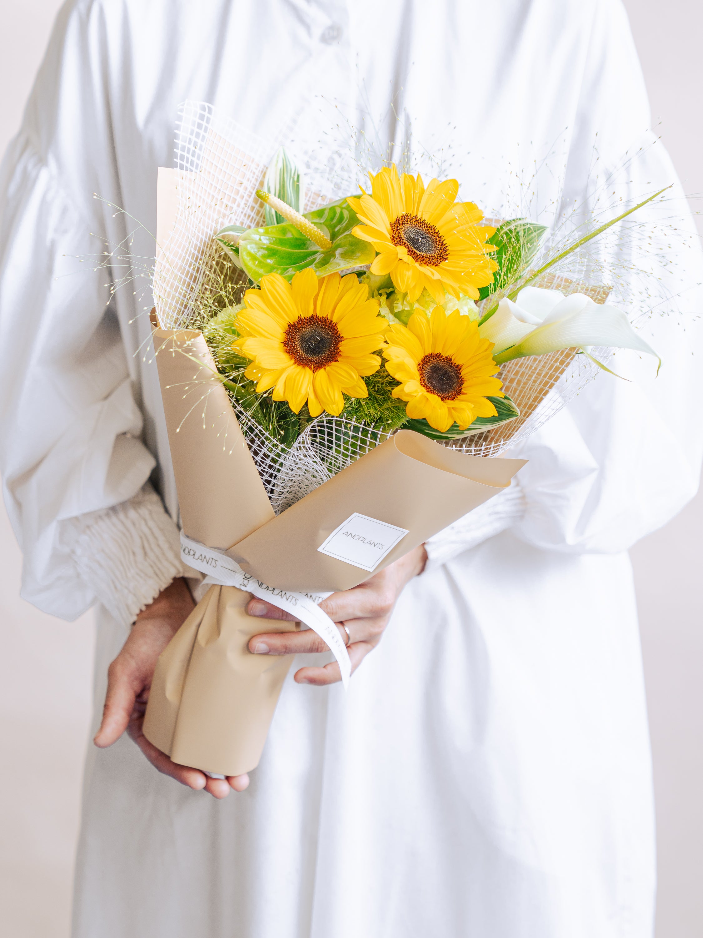ひまわりの爽やかな花束 M