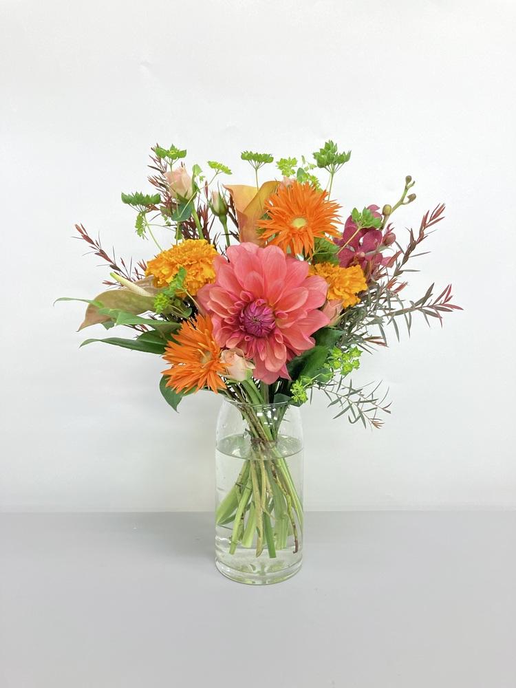 【店舗配送】フローリストにおまかせ 季節の花束 M - オレンジ -