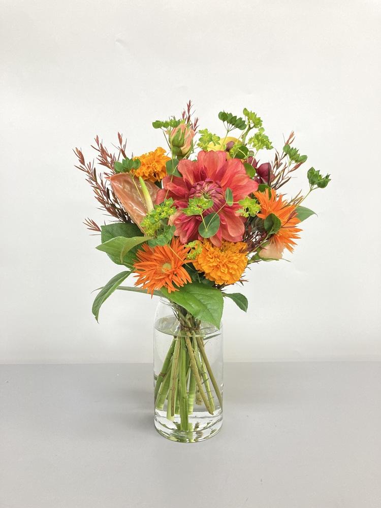 【店舗配送】フローリストにおまかせ 季節の花束 M - オレンジ -