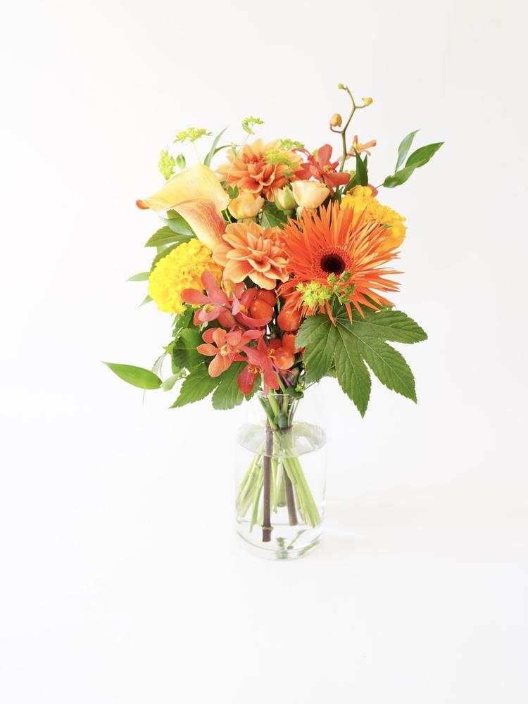 【店舗配送】フローリストにおまかせ 季節の花束 M - オレンジ -