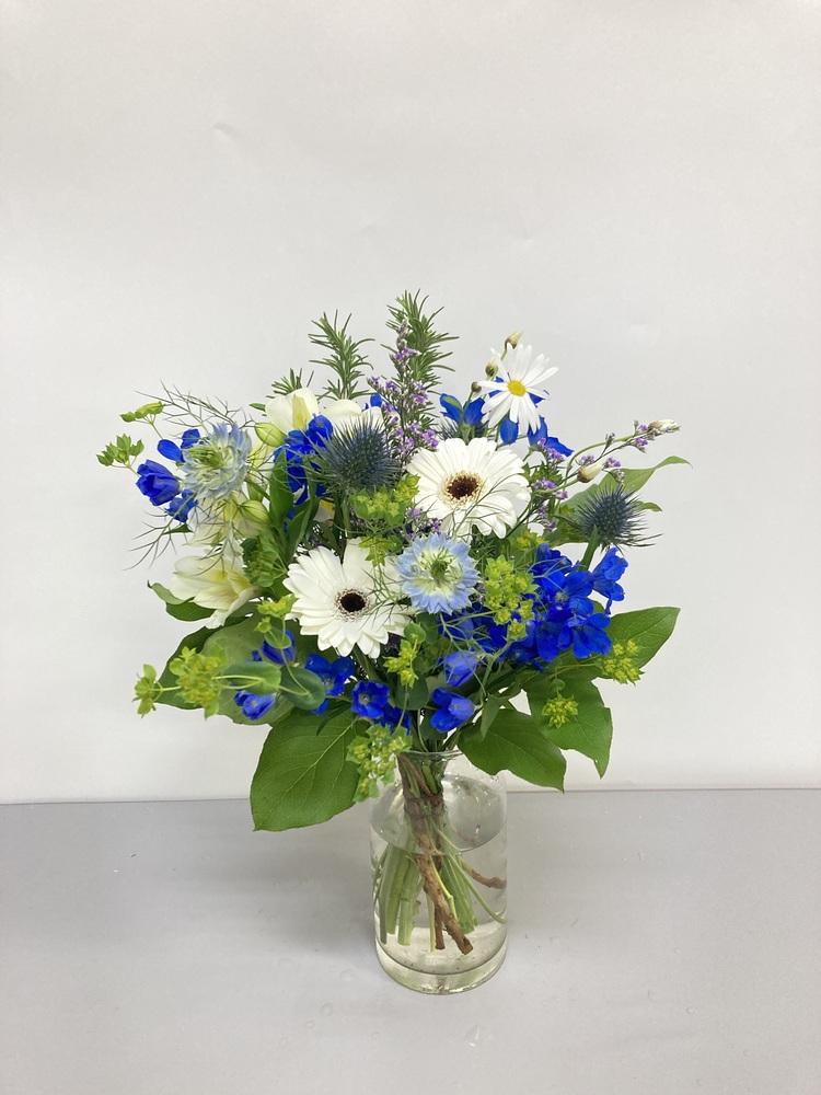 【誕生日ギフト】 フローリストにおまかせ 季節の花束 M - ブルー -