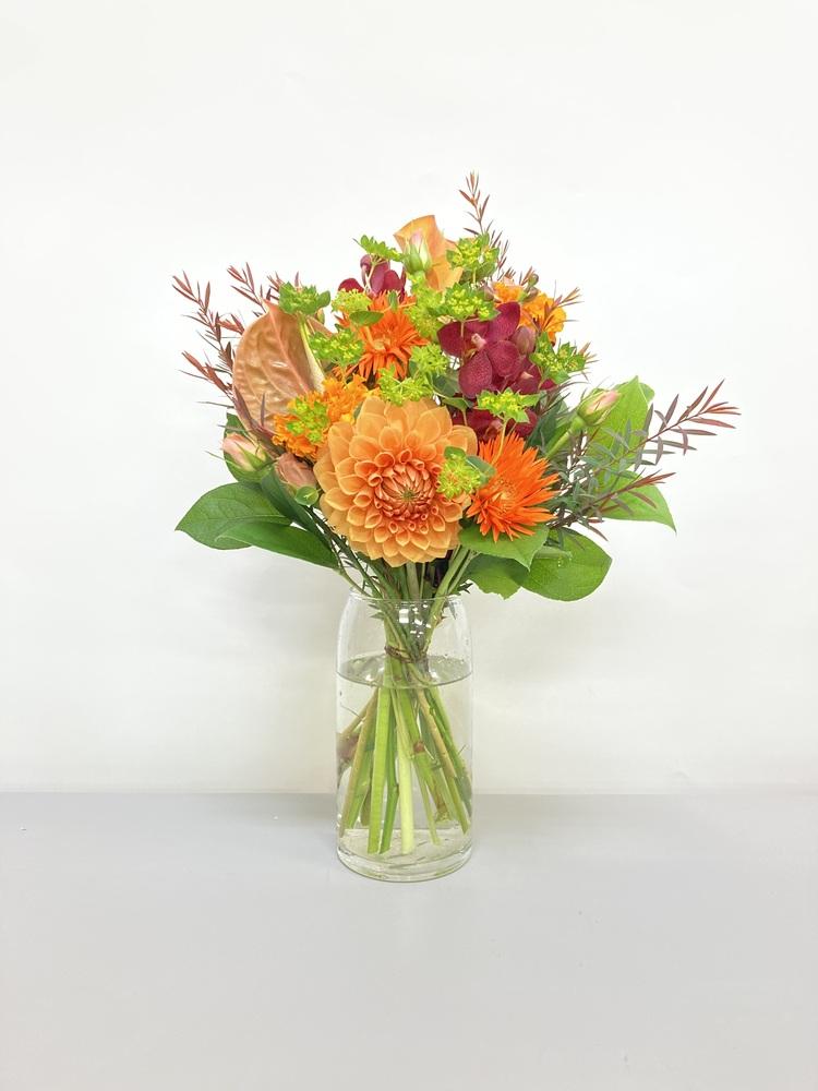 【店舗配送】フローリストにおまかせ 季節の花束 M - オレンジ -