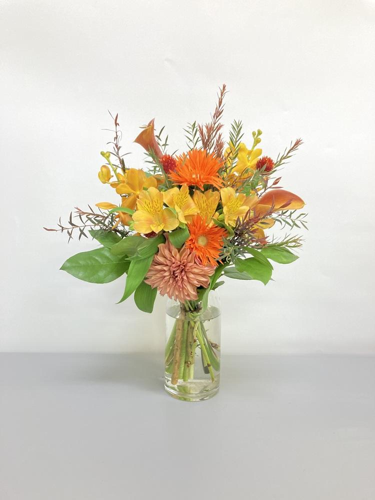 【店舗配送】フローリストにおまかせ 季節の花束 M - オレンジ -