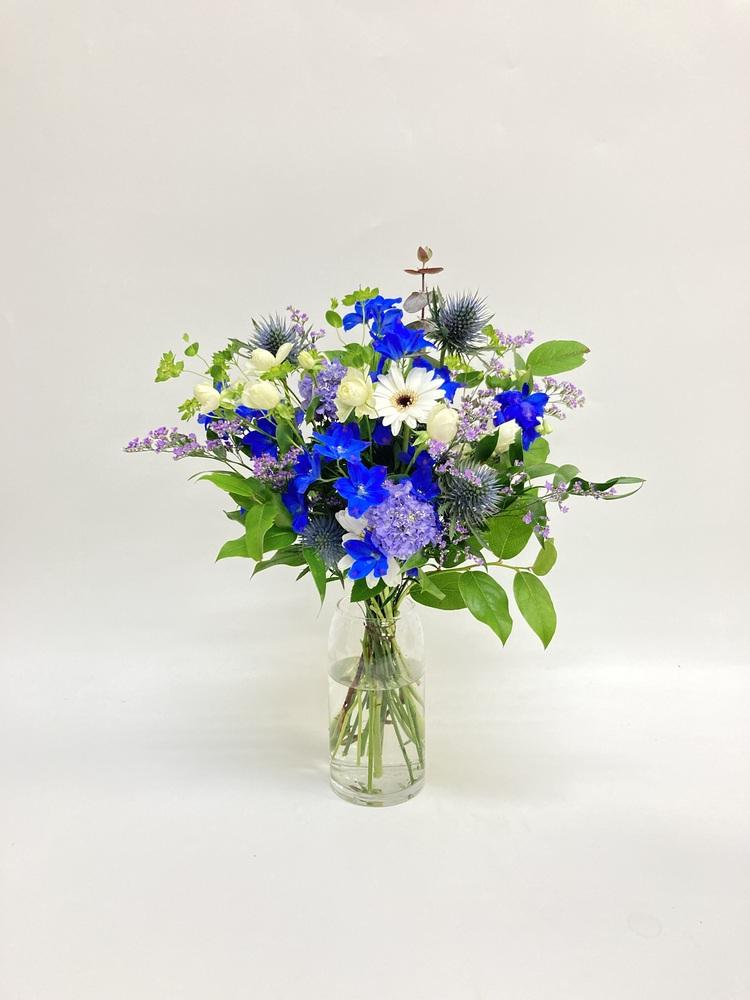 【店舗配送】フローリストにおまかせ 季節の花束 M - ブルー -