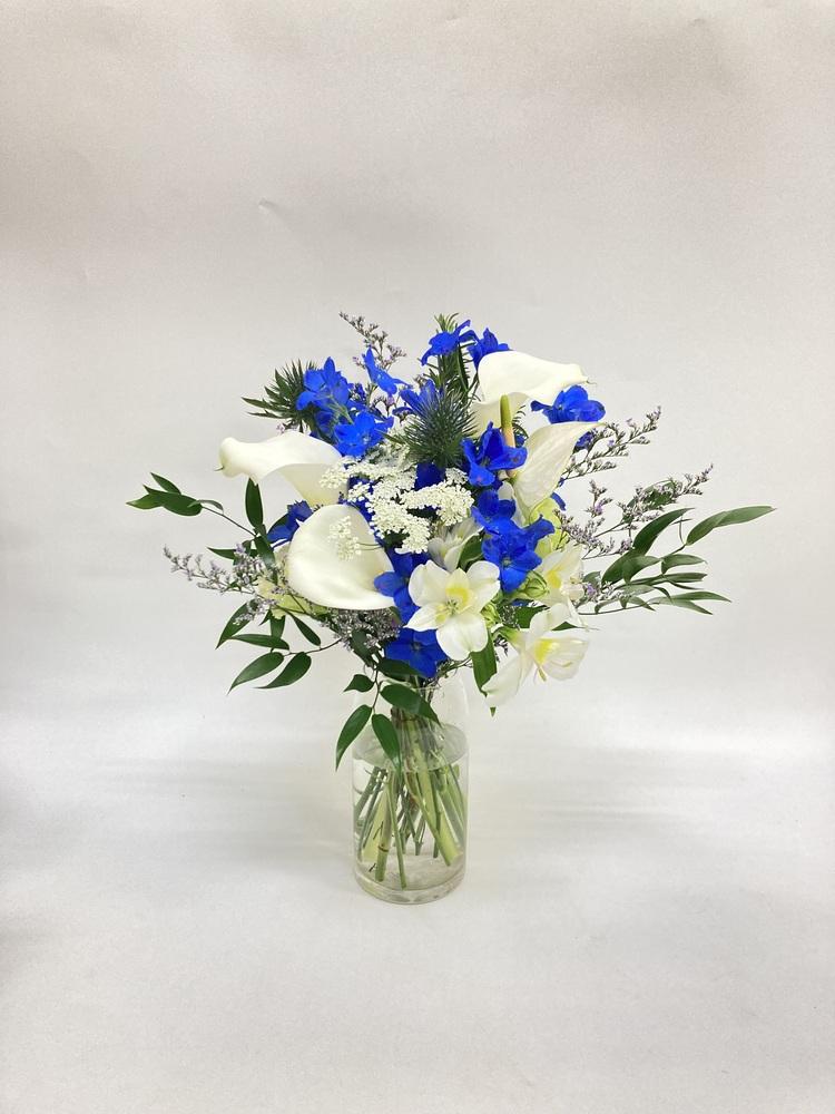 【店舗配送】フローリストにおまかせ 季節の花束 M - ブルー -
