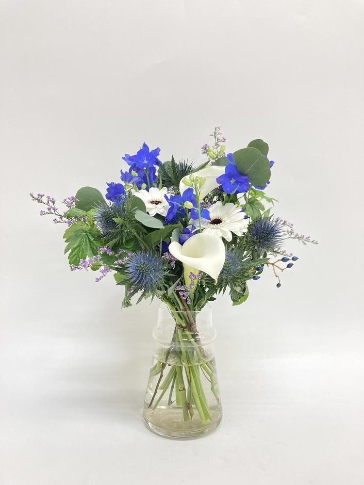 【店舗配送】フローリストにおまかせ 季節の花束 M - ブルー -