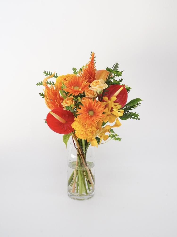 【店舗配送】フローリストにおまかせ 季節の花束 M - オレンジ -