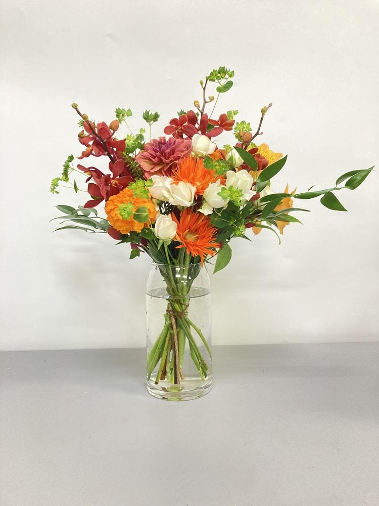 【店舗配送】フローリストにおまかせ 季節の花束 M - オレンジ -
