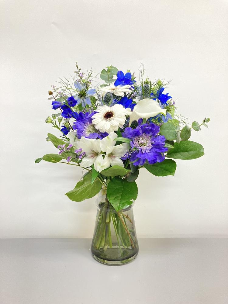 【誕生日ギフト】 フローリストにおまかせ 季節の花束 M - ブルー -
