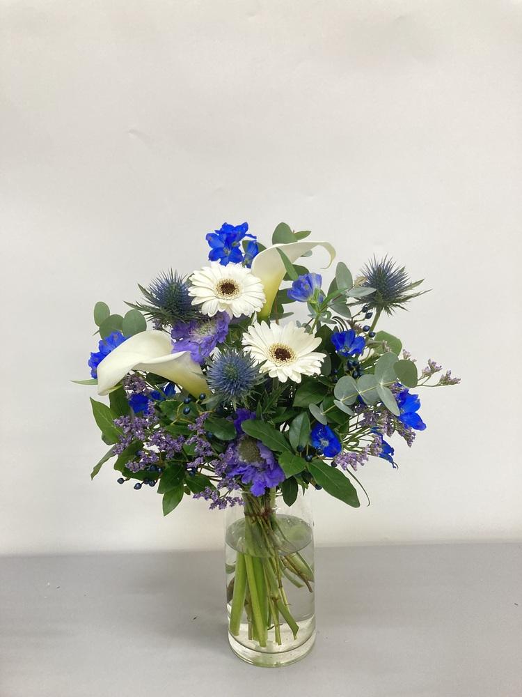 【店舗配送】フローリストにおまかせ 季節の花束 M - ブルー -
