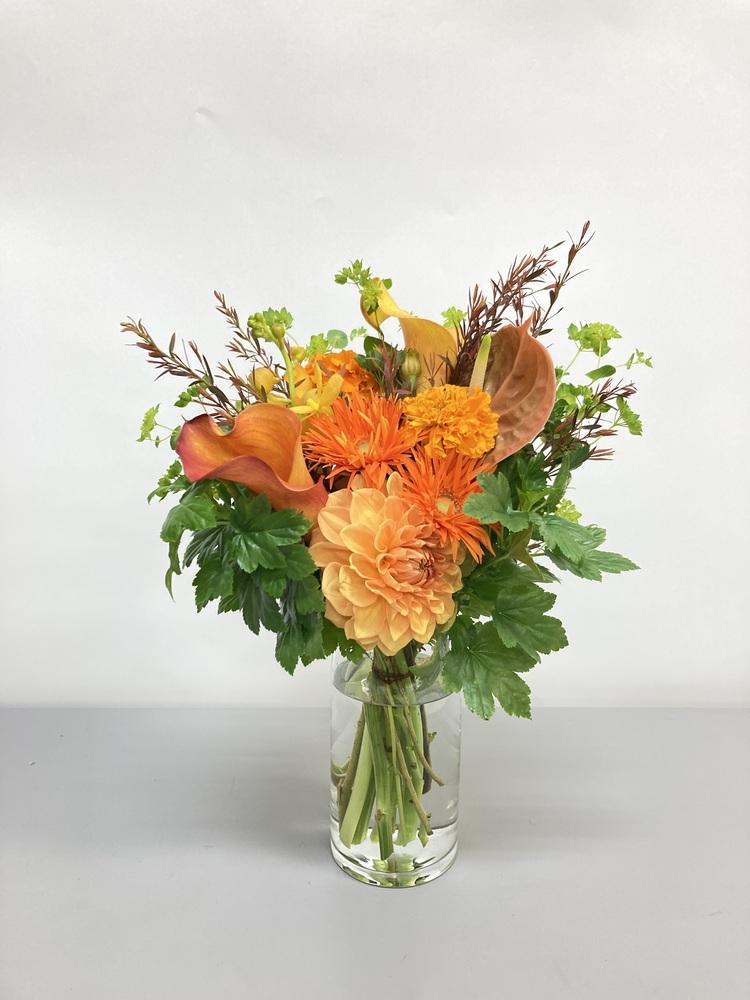 【店舗配送】フローリストにおまかせ 季節の花束 M - オレンジ -