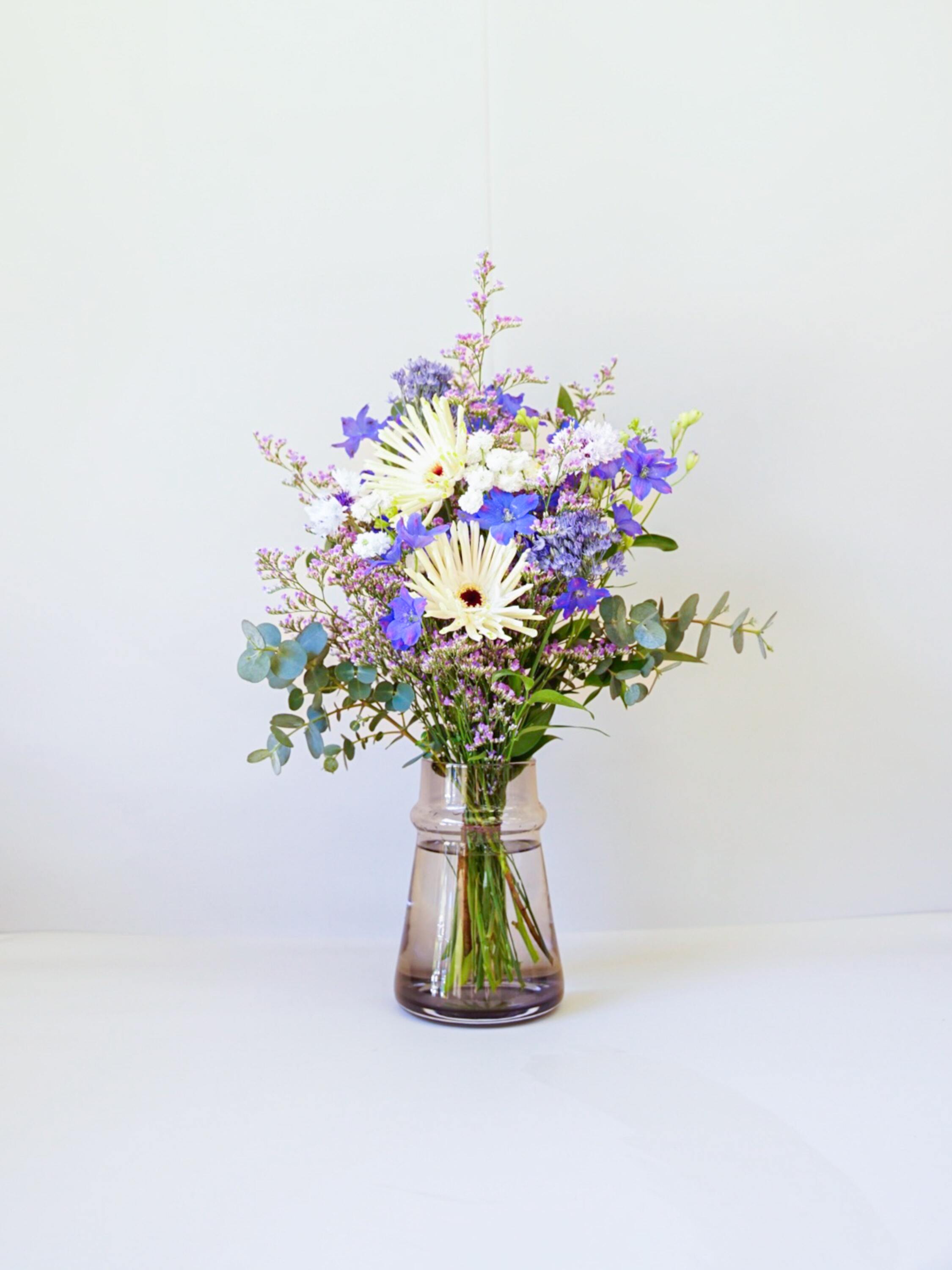 【店舗配送】フローリストにおまかせ 季節の花束 M - ブルー -