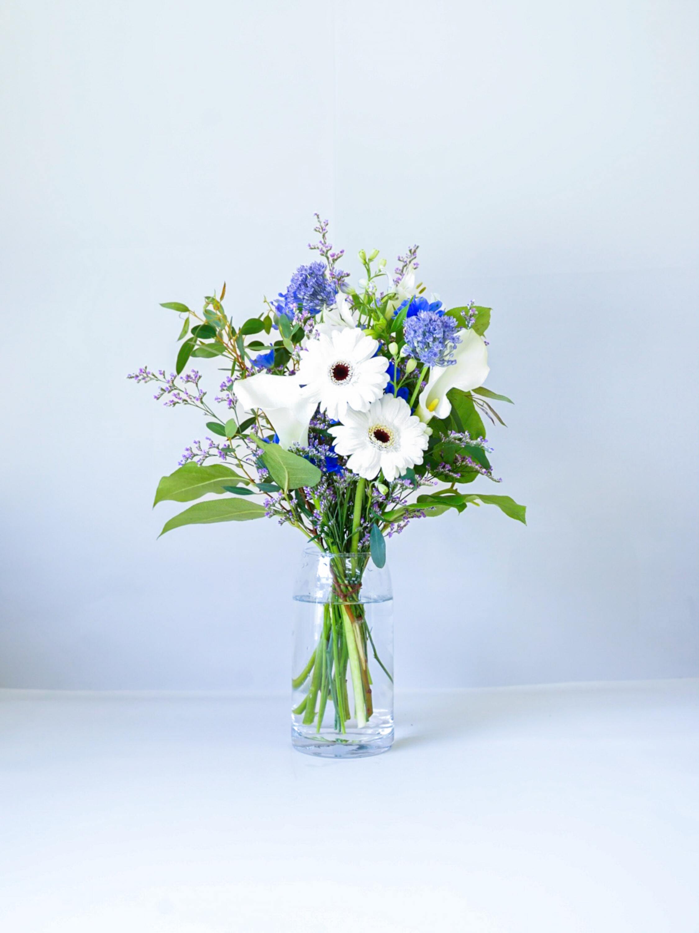 【店舗配送】フローリストにおまかせ 季節の花束 M - ブルー -