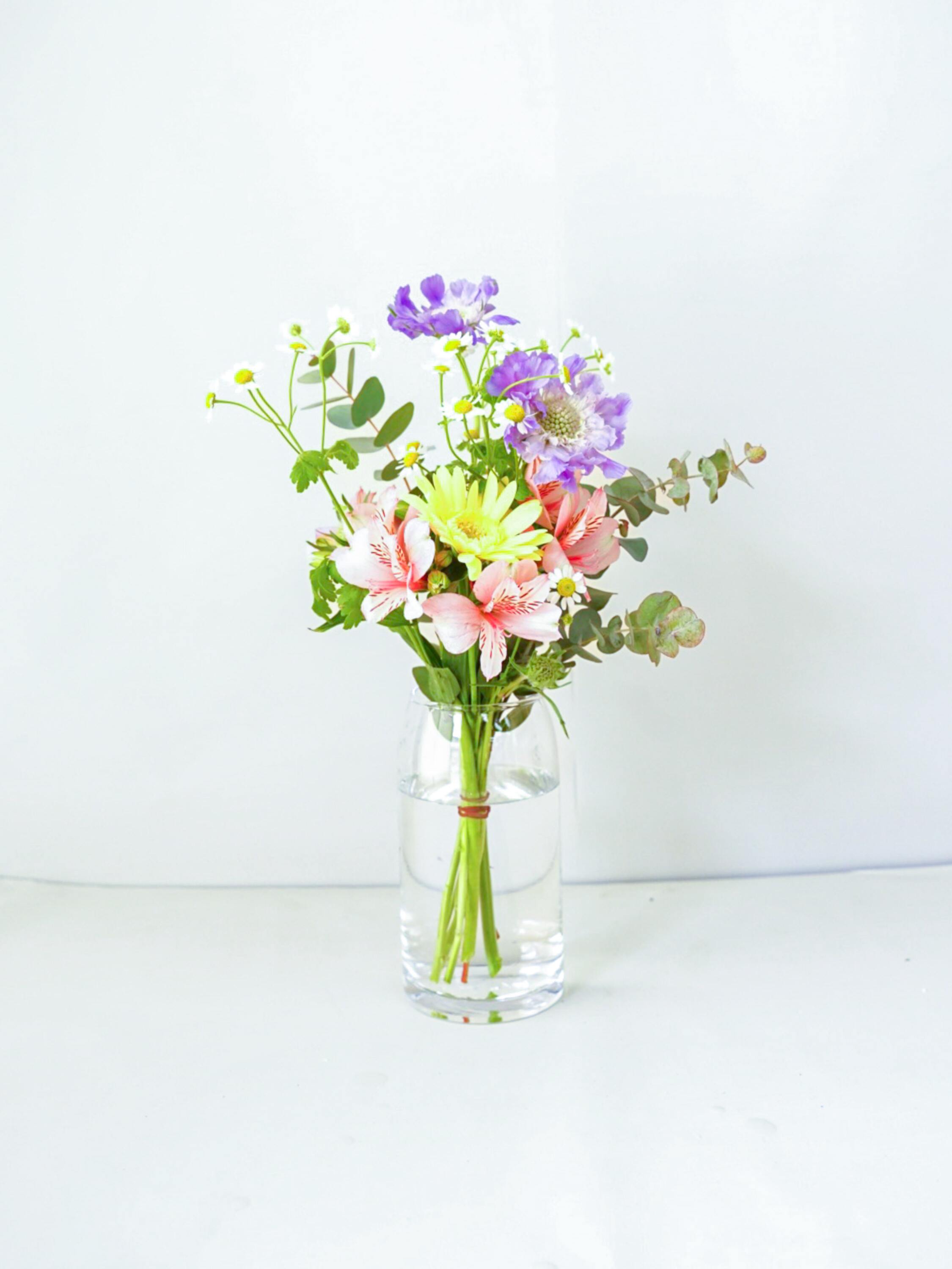 【店舗配送】フローリストにおまかせ 季節の花束 S - ミックス -
