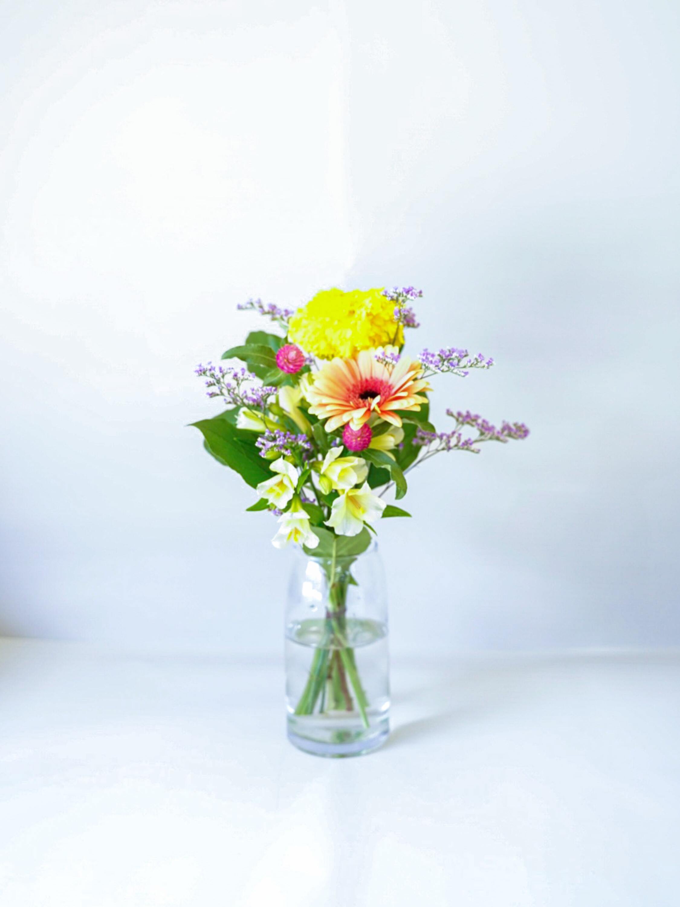 フローリストにおまかせ 季節の花束 S - ミックス -