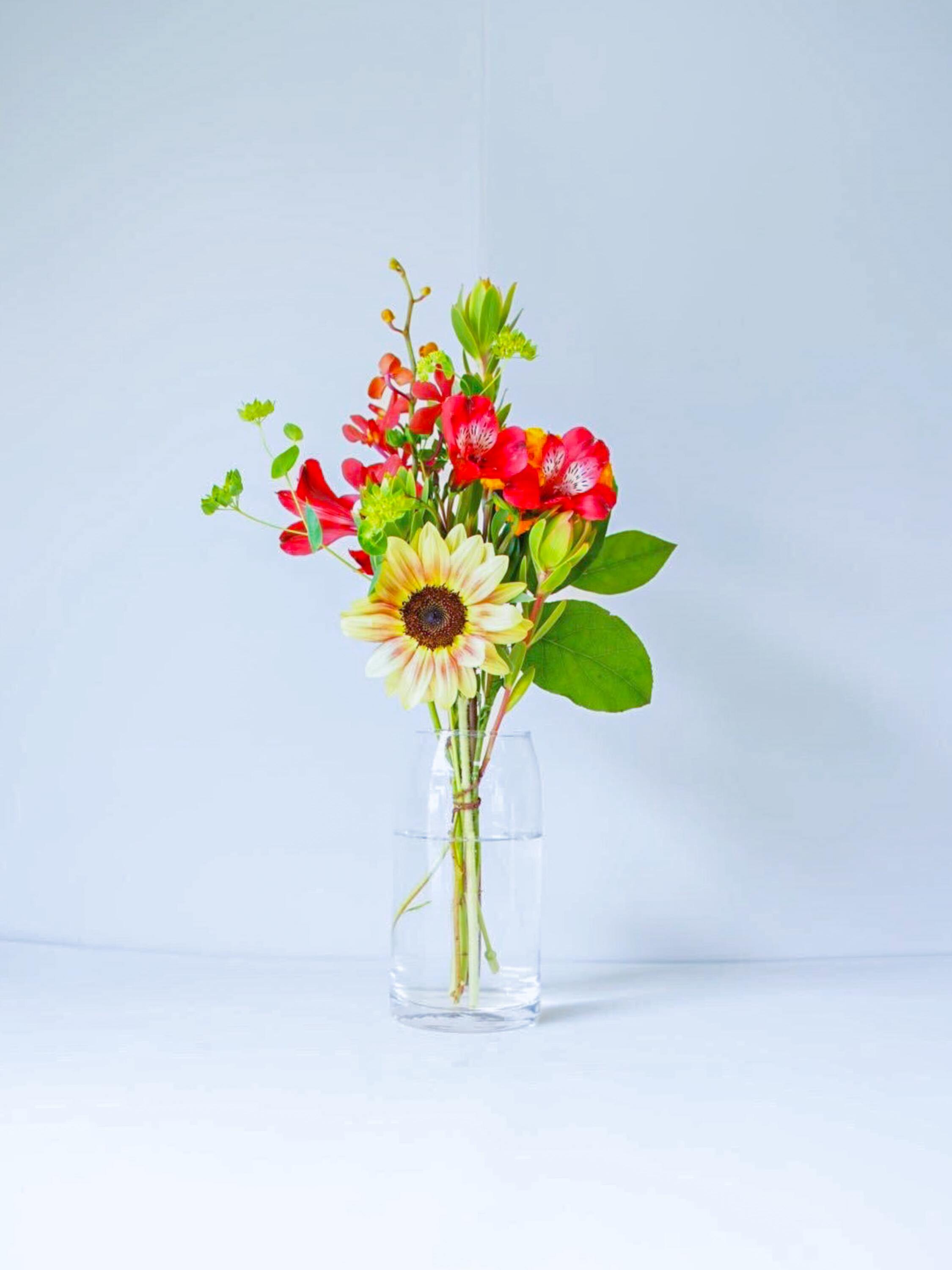 【店舗配送】フローリストにおまかせ 季節の花束 S - ミックス -