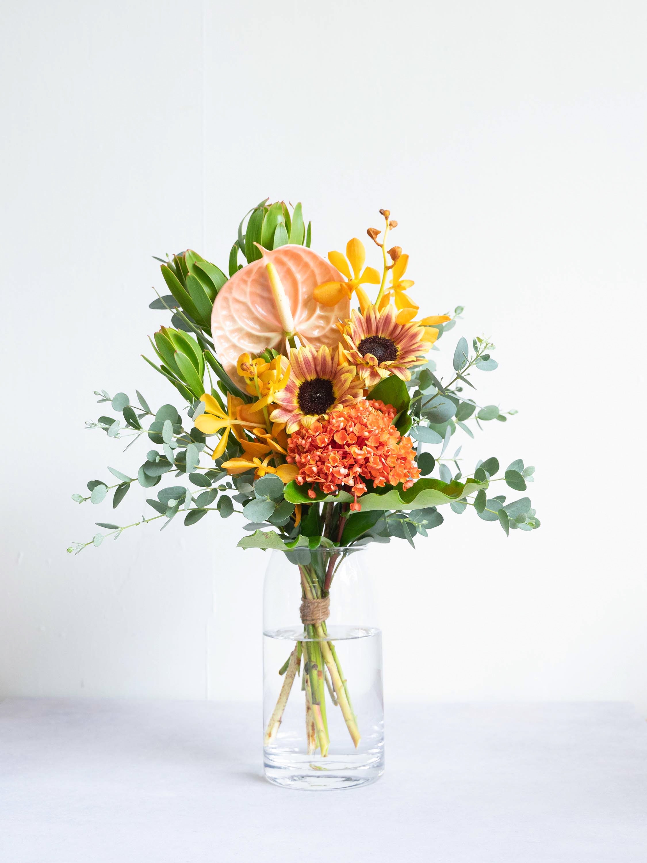 【店舗配送】フローリストにおまかせ 季節の花束 M - オレンジ -