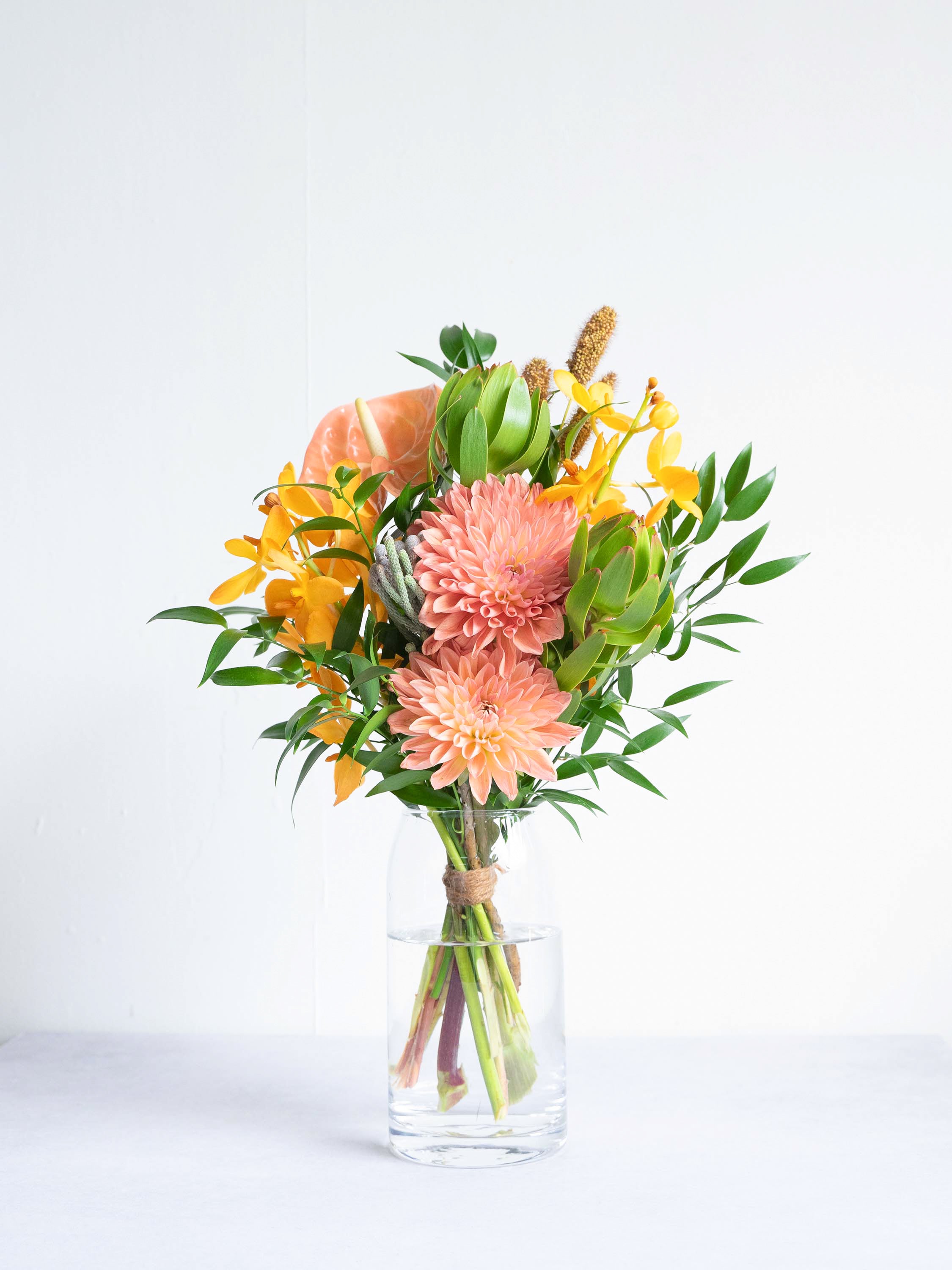 【店舗配送】フローリストにおまかせ 季節の花束 M - オレンジ -