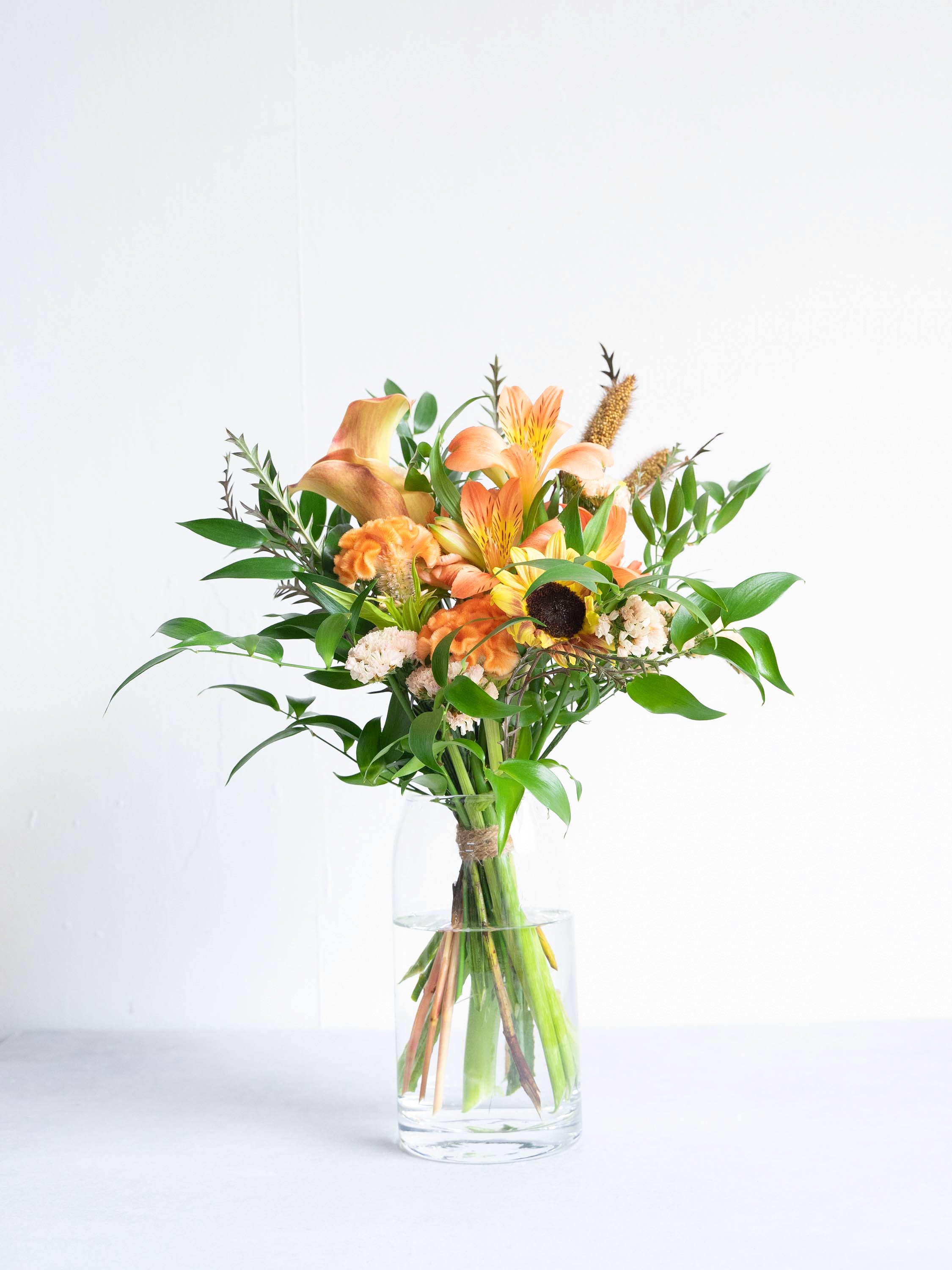 【店舗配送】フローリストにおまかせ 季節の花束 M - オレンジ -