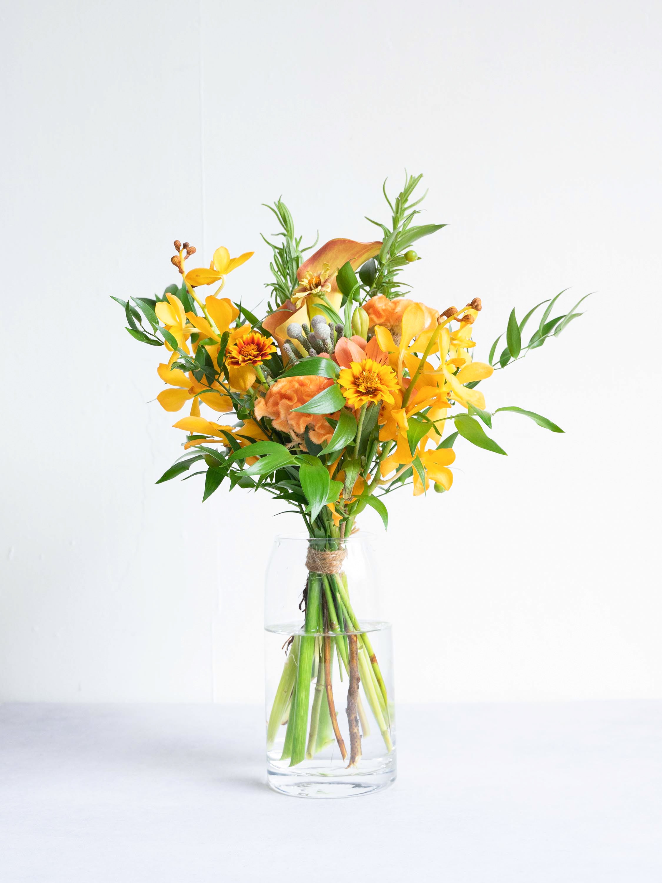 【店舗配送】フローリストにおまかせ 季節の花束 M - オレンジ -