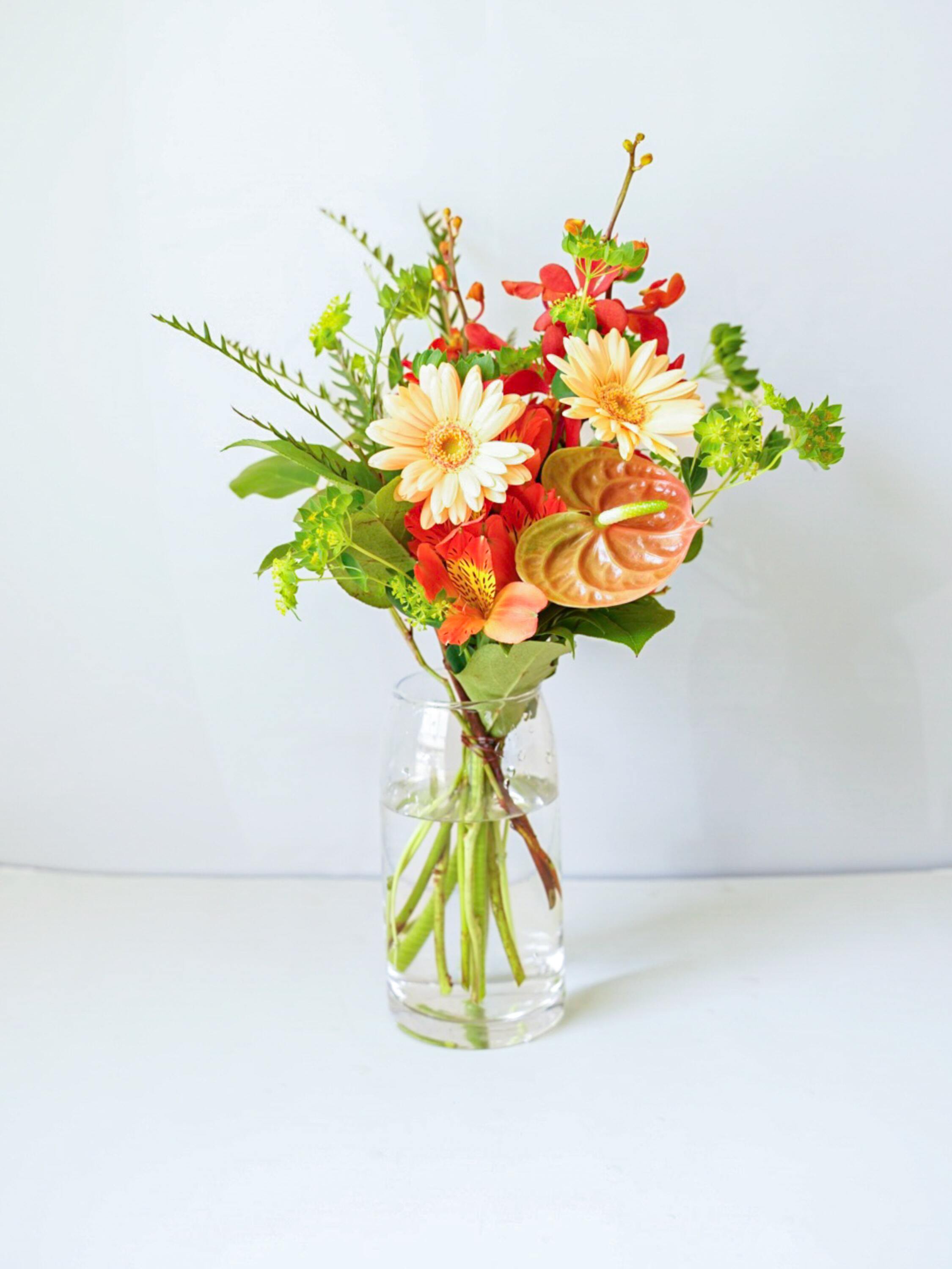 【店舗配送】フローリストにおまかせ 季節の花束 M - オレンジ -