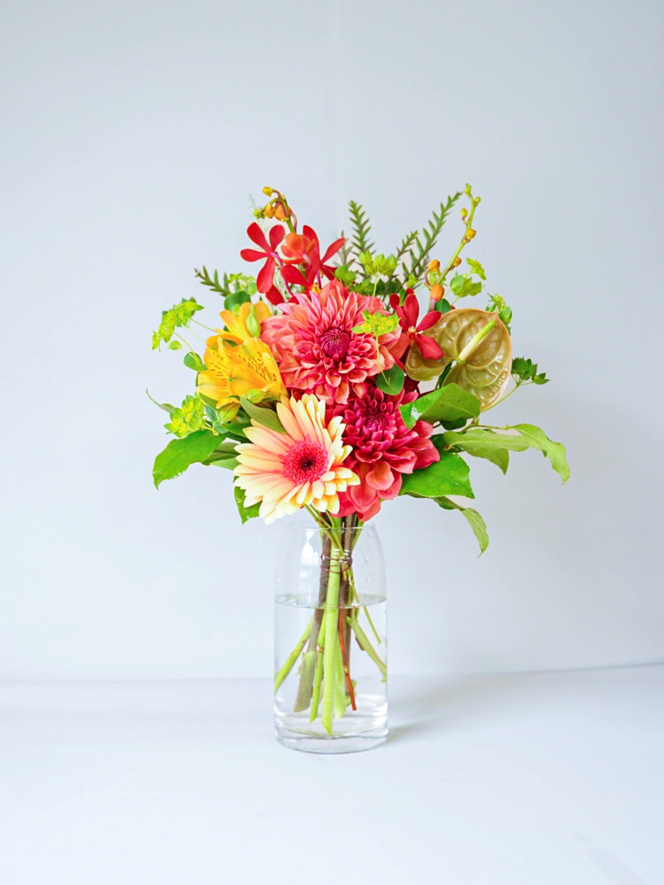 【店舗配送】フローリストにおまかせ 季節の花束 M - オレンジ -