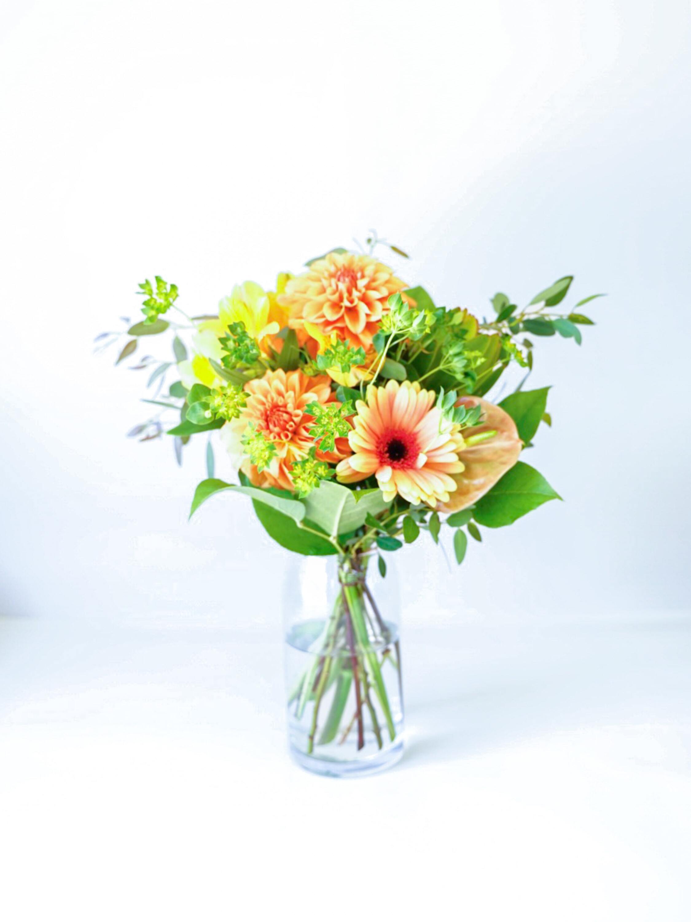 【店舗配送】フローリストにおまかせ 季節の花束 M - オレンジ -