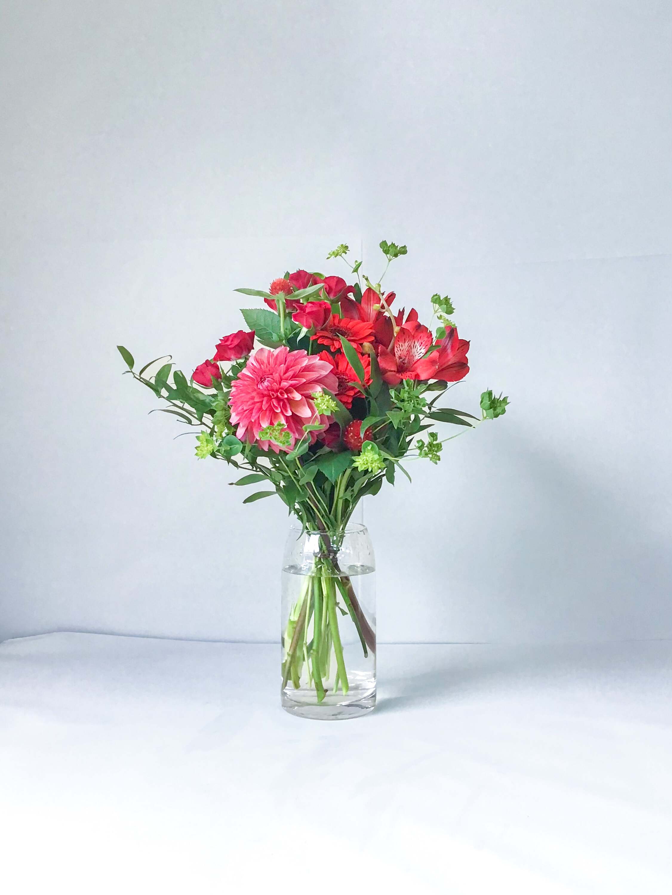 【誕生日ギフト】 フローリストにおまかせ 季節の花束 M - レッド -