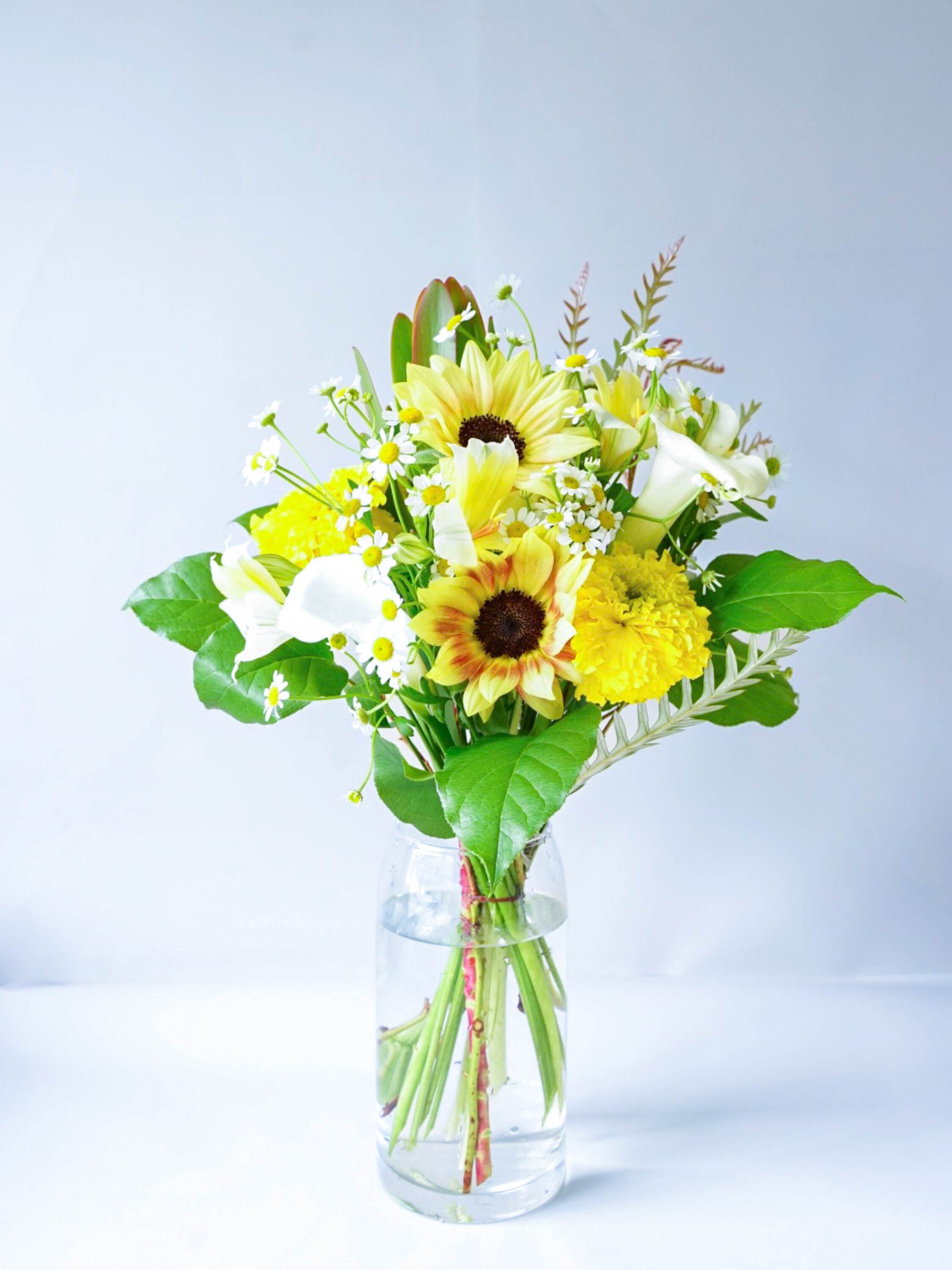 【店舗配送】フローリストにおまかせ 季節の花束 M - イエロー -